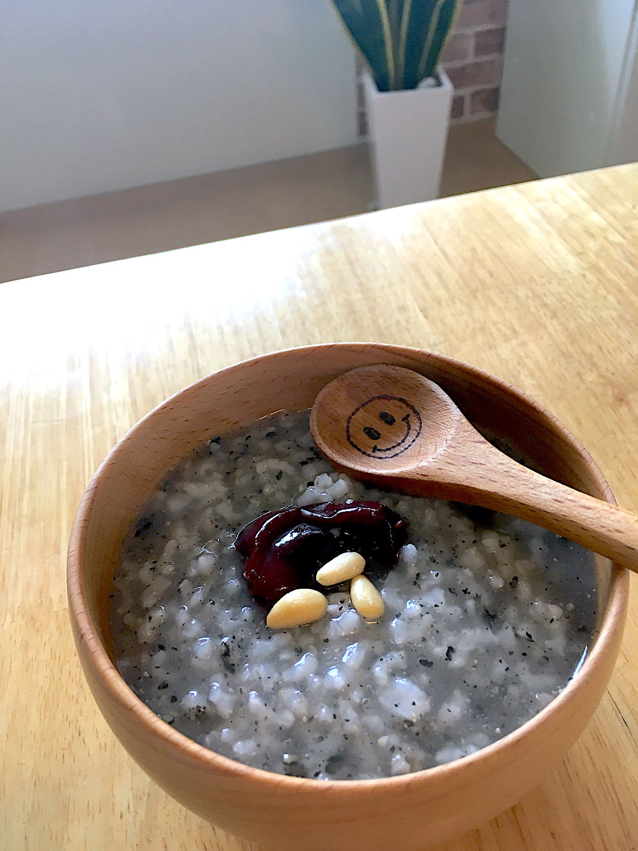 1時間かけて土鍋でコトコト炊いた薬膳粥〜棗と黒ごま、松の実トッピング😊🍀