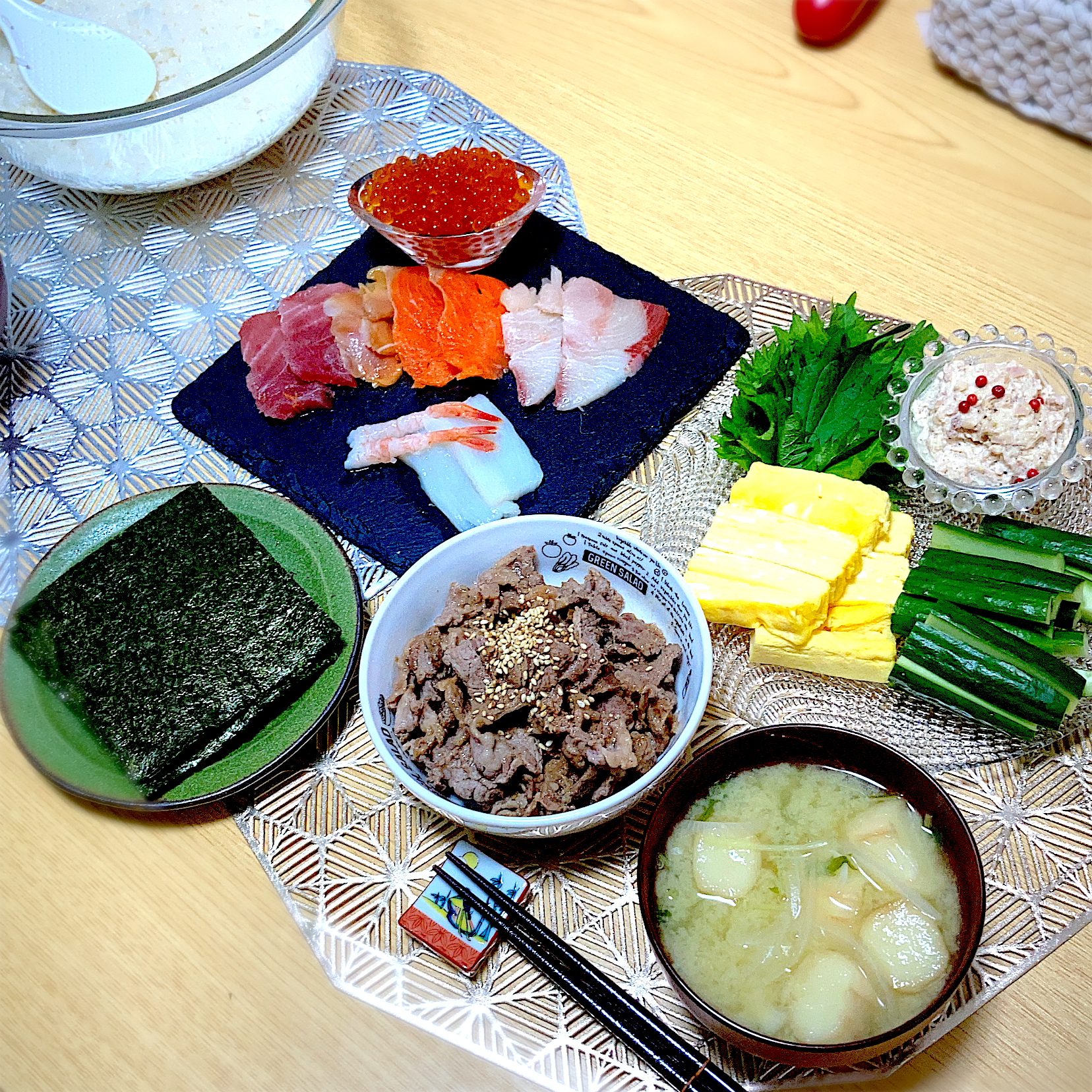 手巻き寿司、味噌汁(お麩、水菜、玉ねぎ)