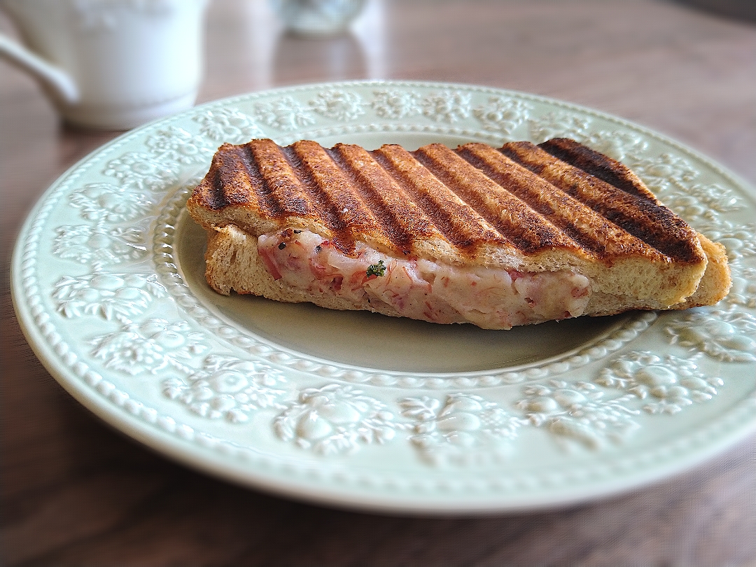 セージバターとコンビーフポテトのホットサンド