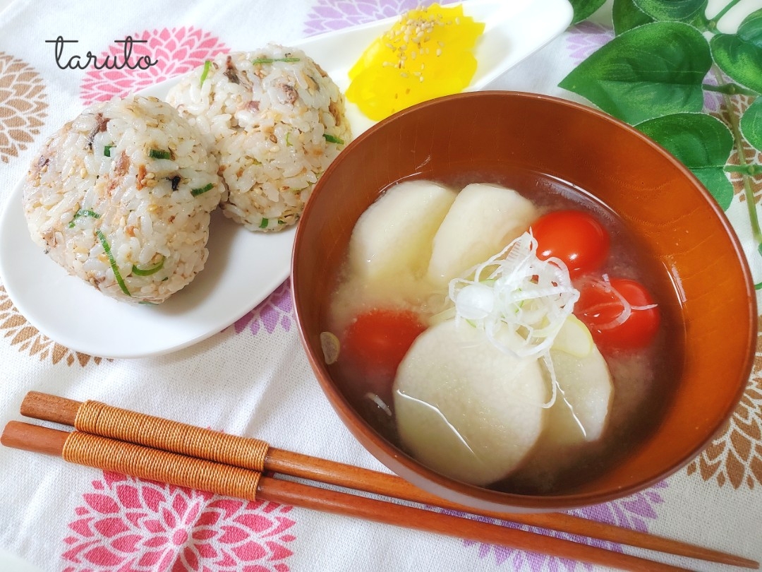 fumi ◡̈⋆ちゃん♡の料理✨
長芋トマトのお味噌汁de朝ごはん(*Ü*)ﾉ" ⋈﻿☀️
with鯖味噌缶おにぎり😋🍙🌱