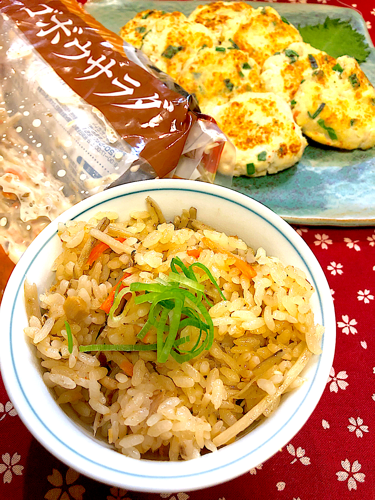 業務スーパーのゴボウサラダで炊き込みご飯🍚🥢andはんべんと豆腐のふわふわ焼き〜☺️💕