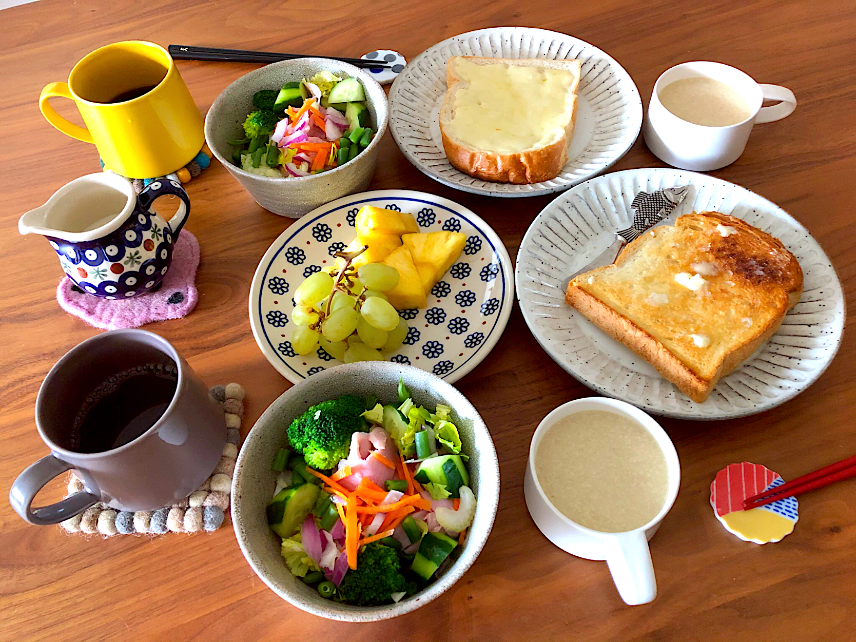 キャベツの豆乳ポタージュと具沢山サラダの朝ごはん