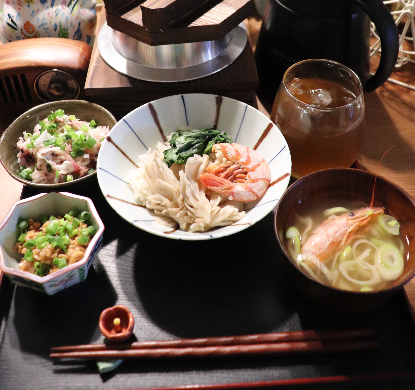 ・海老の釜飯・梅肉サラダ・納豆・海老の頭のお味噌汁