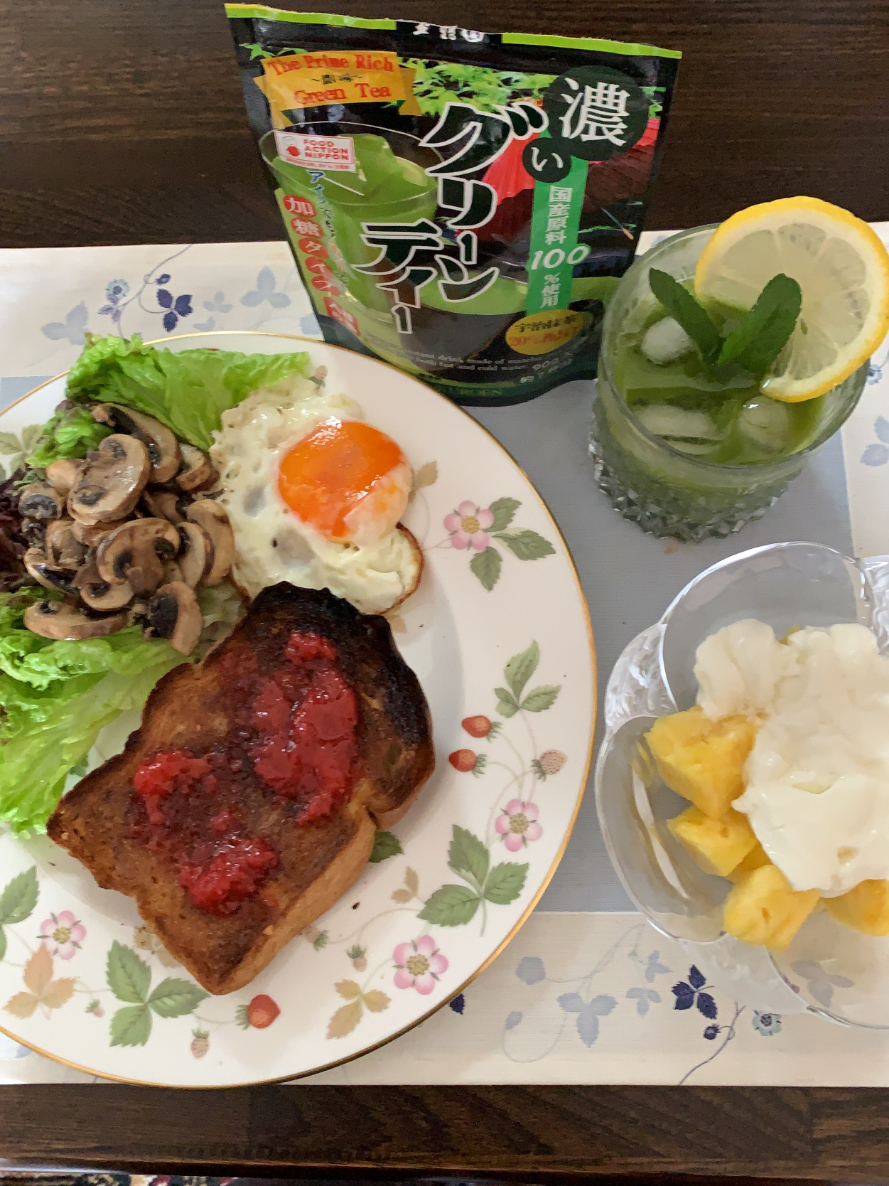 濃いグリーンティーにレモンとミントの葉でhappy な朝食✌️