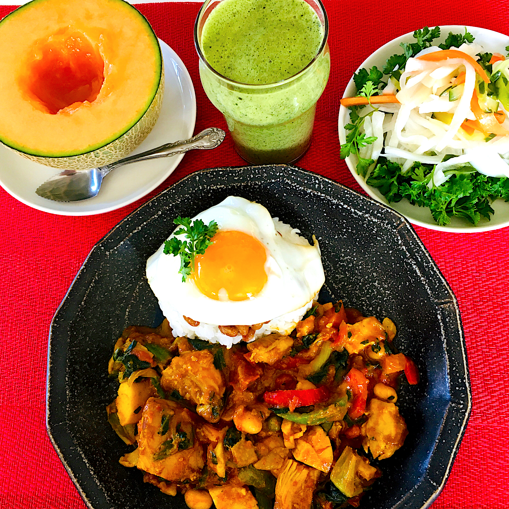 ハッピーモーニングセット😋💪242日目の朝カレー😋✌️💖たっぷり野菜のスパイスチキンカレー🍛納豆、目玉焼き🍳たっぷりパセリと新玉ねぎサラダ🥗たっぷりパセリ、生卵二個入りスムージー🤗💪頂いた茨城産赤肉メロン🍈美味かった^_^💖ありがとう🙏今日も完食笑笑💪🤗満腹〜^_^幸せ💖