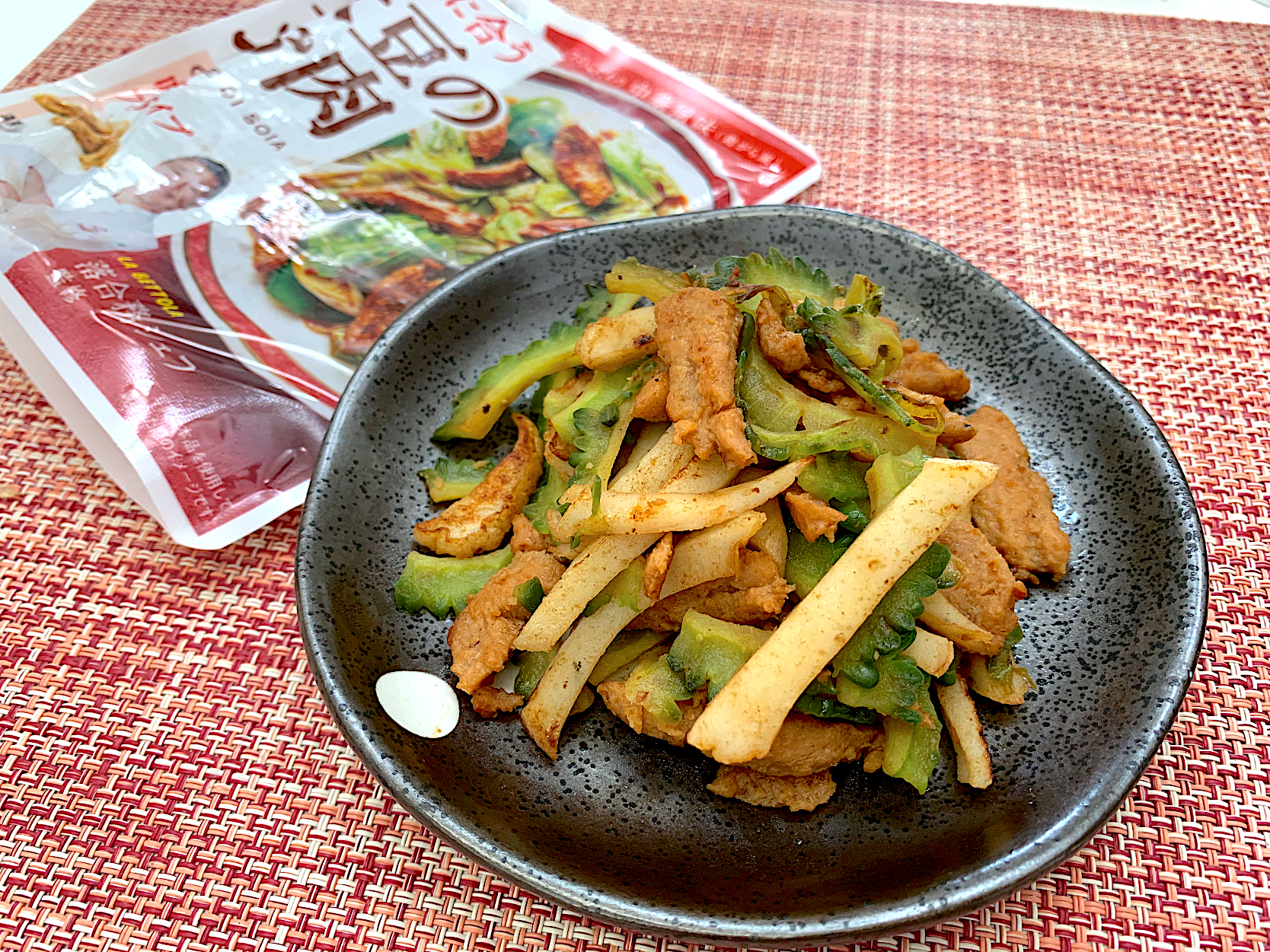 大豆のお肉を使用してゴーヤー炒め🌷