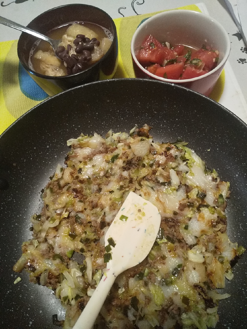 今日のお昼ごはん
※長芋とお餅のもんじゃ焼き風
※小豆と油揚げのお味噌汁
※トマトの薬味醤油マリネ