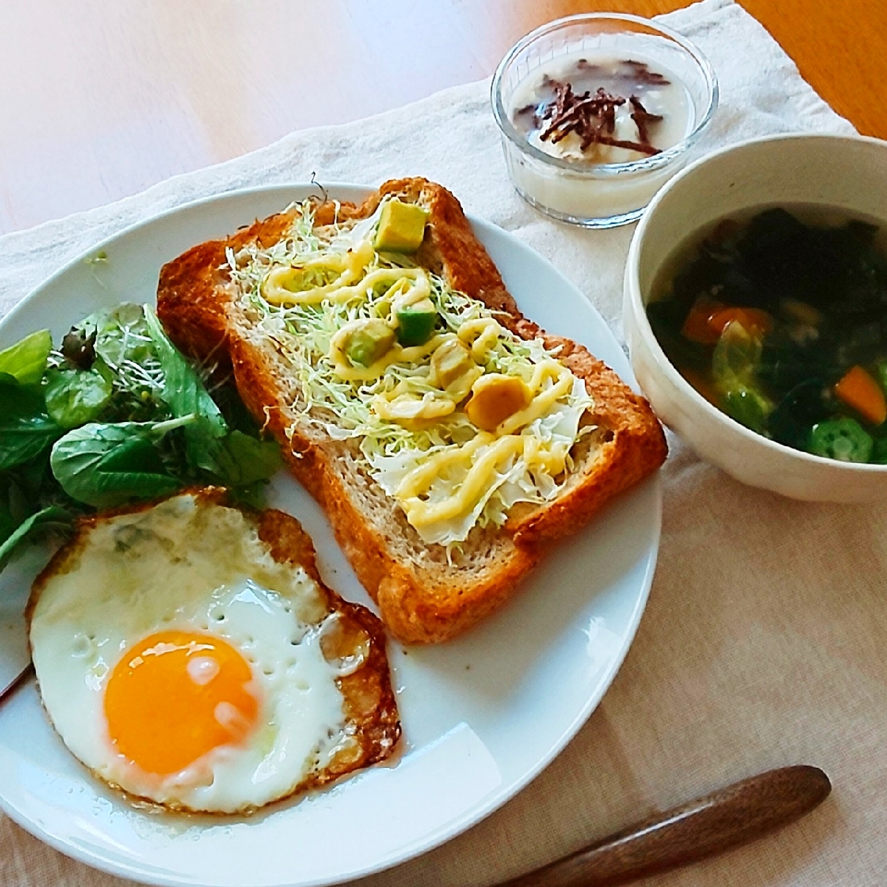 アボカドキャベツトーストで朝ごはん