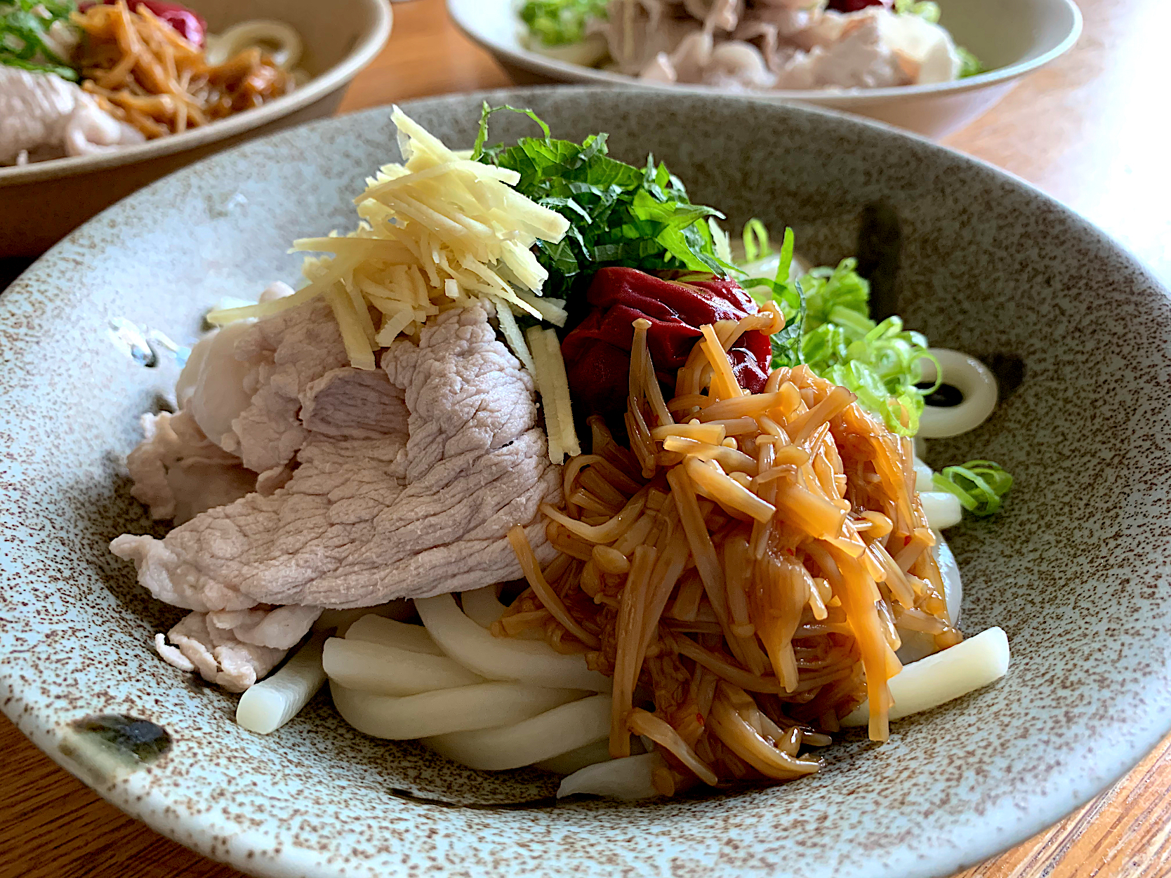 豚しゃぶと梅しそ冷やしうどん✨なめ茸も手作りです🍄