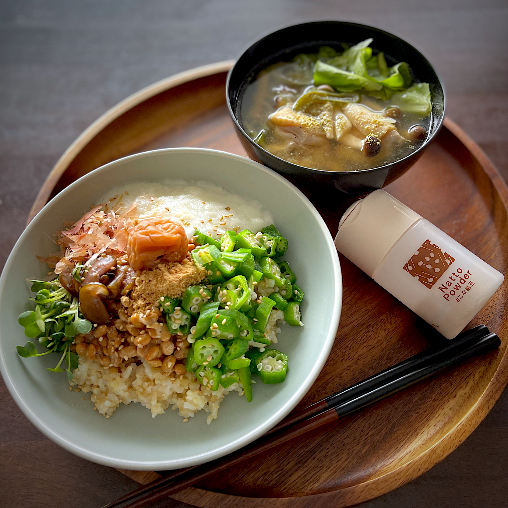 玄米ごはんで納豆丼、山椒香る鶏肉ときのこの味噌汁