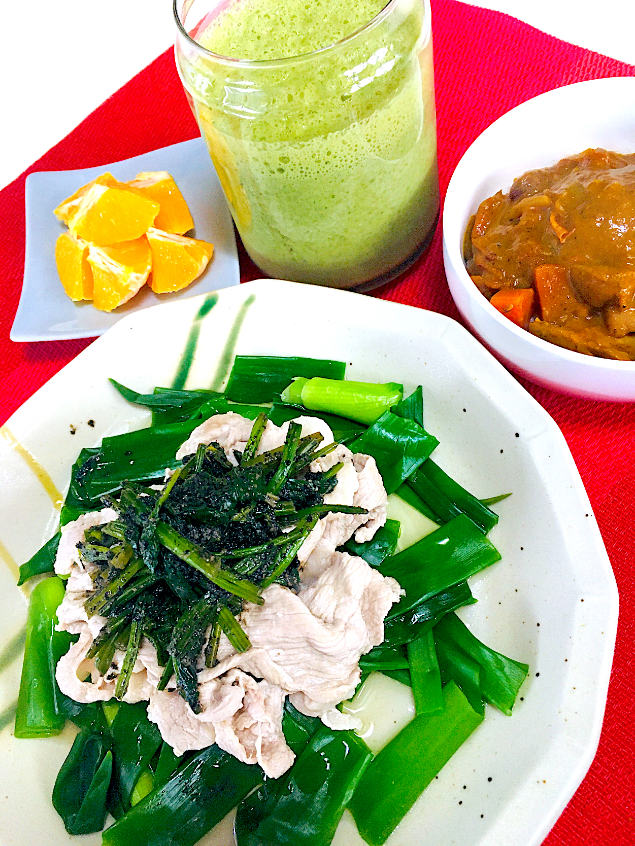 ハッピーモーニングセット茹で豚肉長ネギにほうれん草胡麻和え🥗スパイスチキンカレー丼🍛コロナに勝つぞ‼️スムージー💪