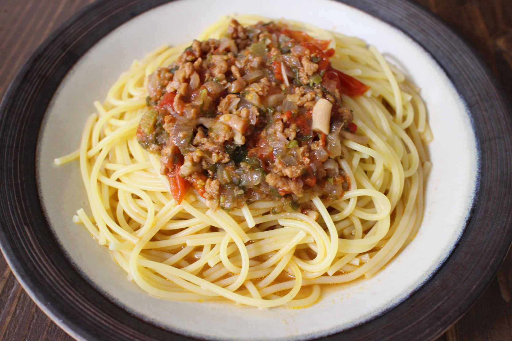 大豆のお肉ときのこなどお野菜たっぷりのミートソースパスタ