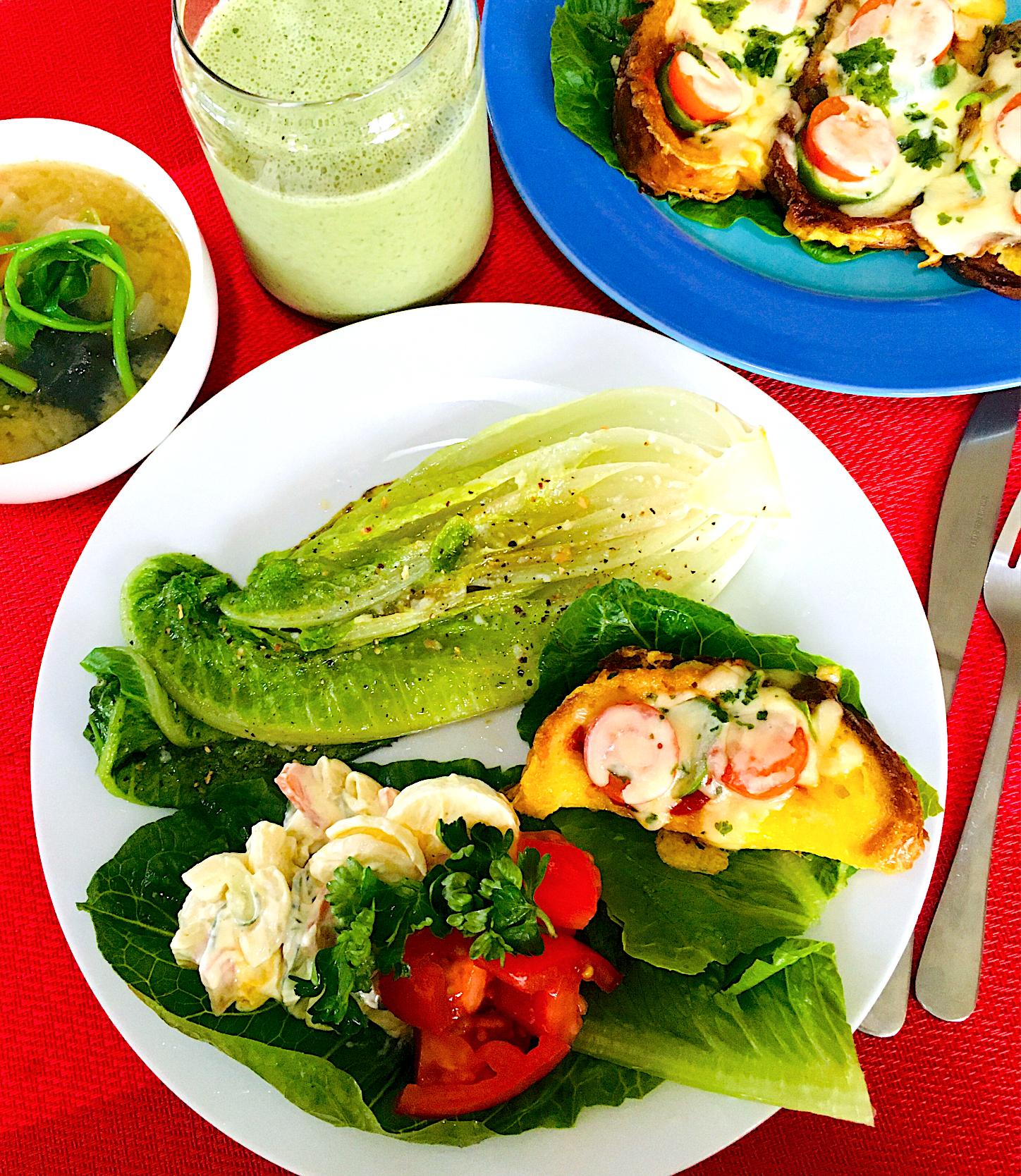 ハッピーモーニングセット😋ロメインレタスステーキ🥩ロメインレタスを器にエッグマカロニサラダ🥗フレンチトーストピザ🍕具沢山味噌汁、パワフルスムージー💪