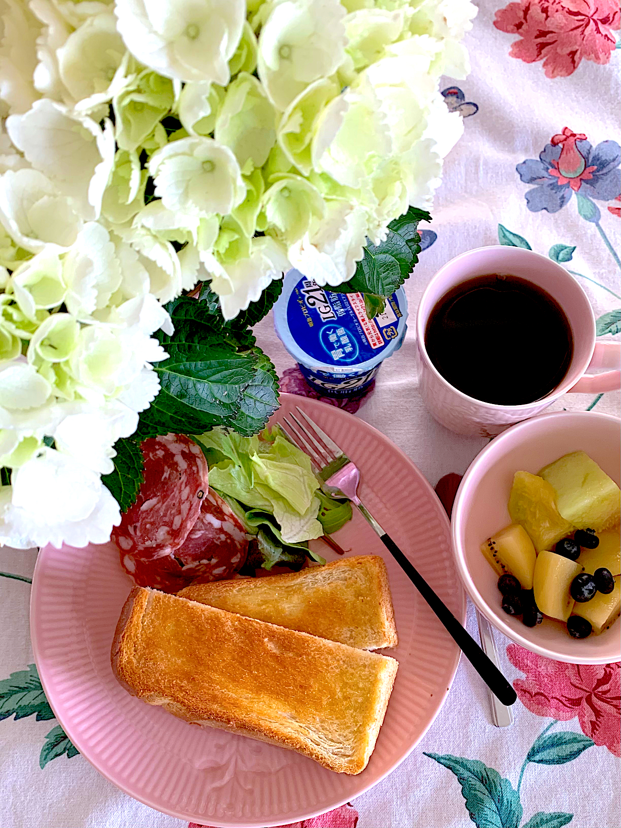 お庭の花とモーニングプレート