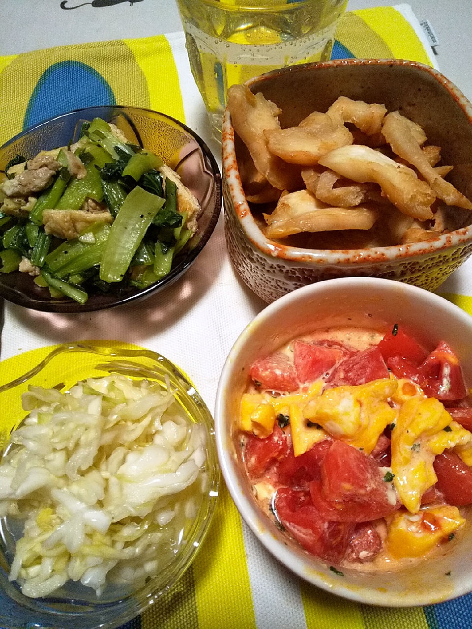 今日の晩御飯
※トマトと玉子のサラダ
※酢キャベツ
※小松菜と豚と油揚げのニラ醤油炒め
※焼酎ハイボール
※むね肉ジャーキー