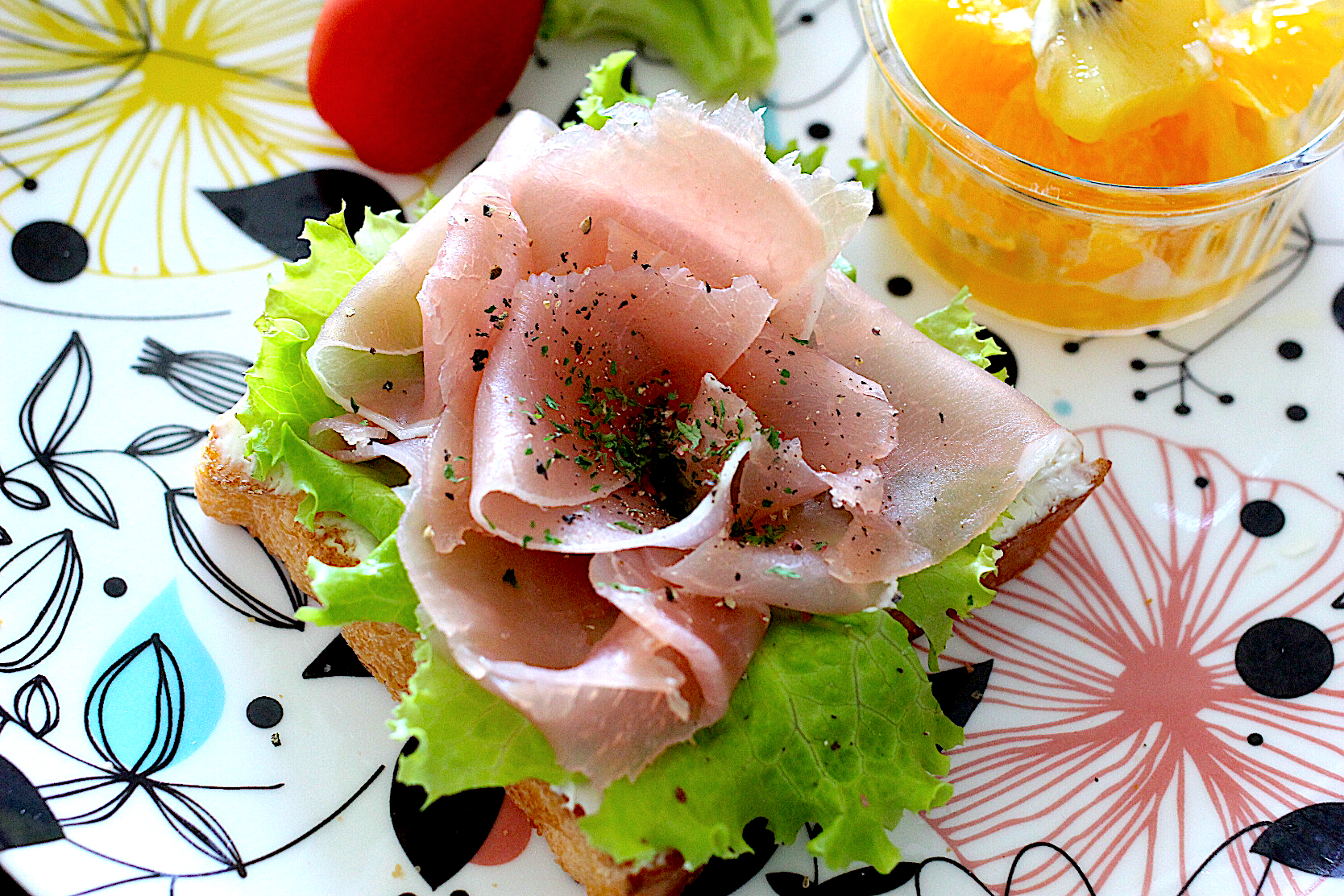 朝ごはんは、生ハムとクリームチーズのトースト