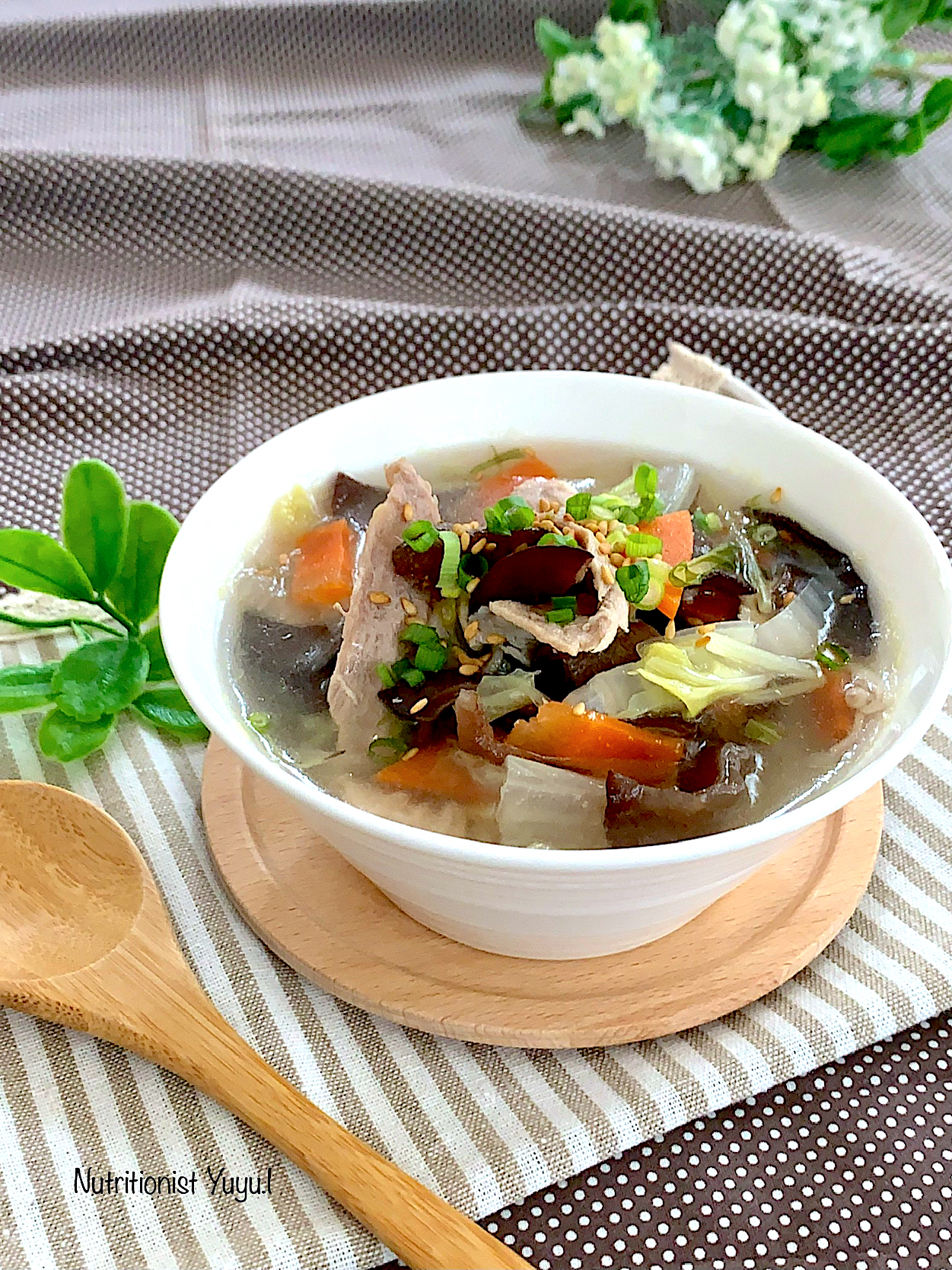生きくらげと豚と野菜のあっさり中華スープ