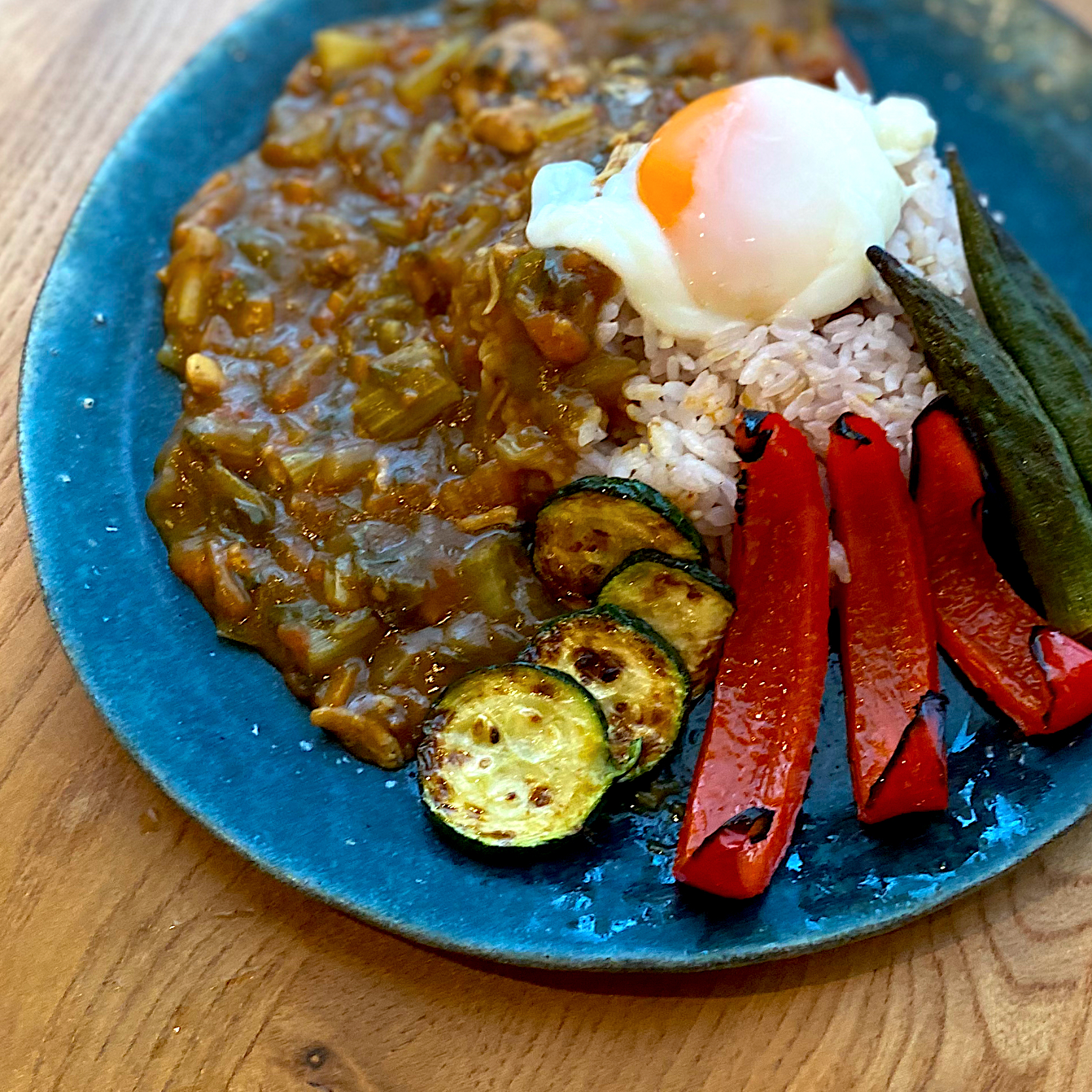 【圧力鍋料理】娘がバクバク食べる＊無水カレー、温玉とグリル野菜を添えて＊