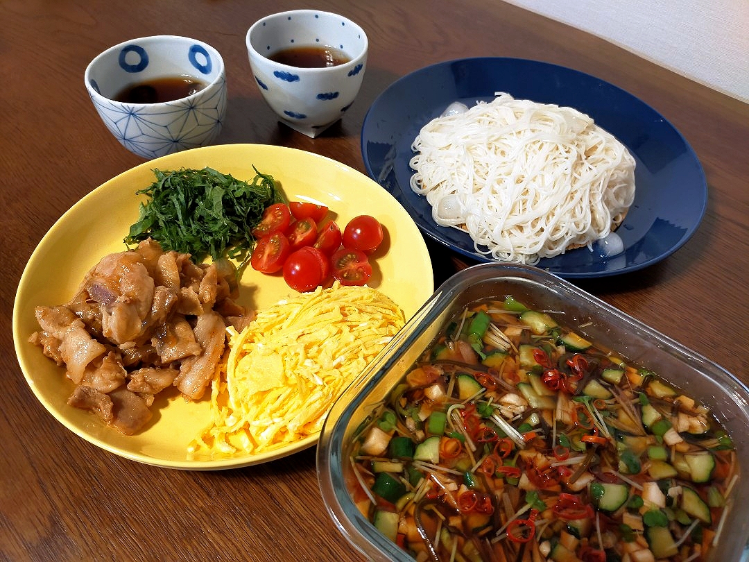 夜ごはん　主役はバズレシピの漬け🥒色々のっけお素麺😋