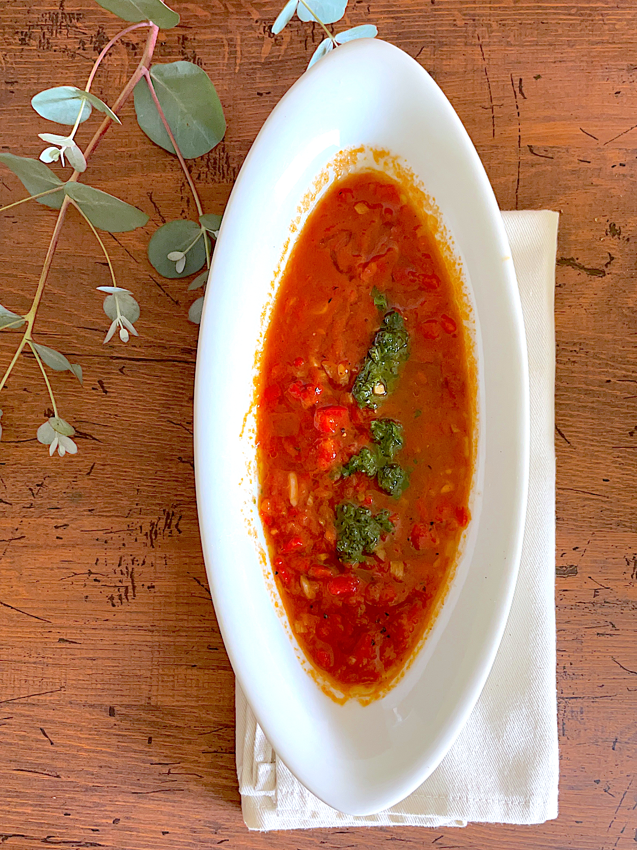 パプリカとトマトのスープ　バジルソース