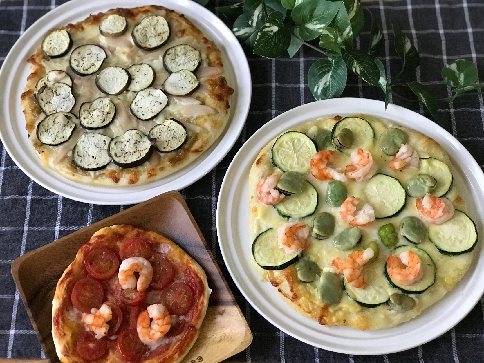 なすと生姜の甘酢漬けとふきのとう味噌のピザ  そら豆とエビとズッキーニのピザ