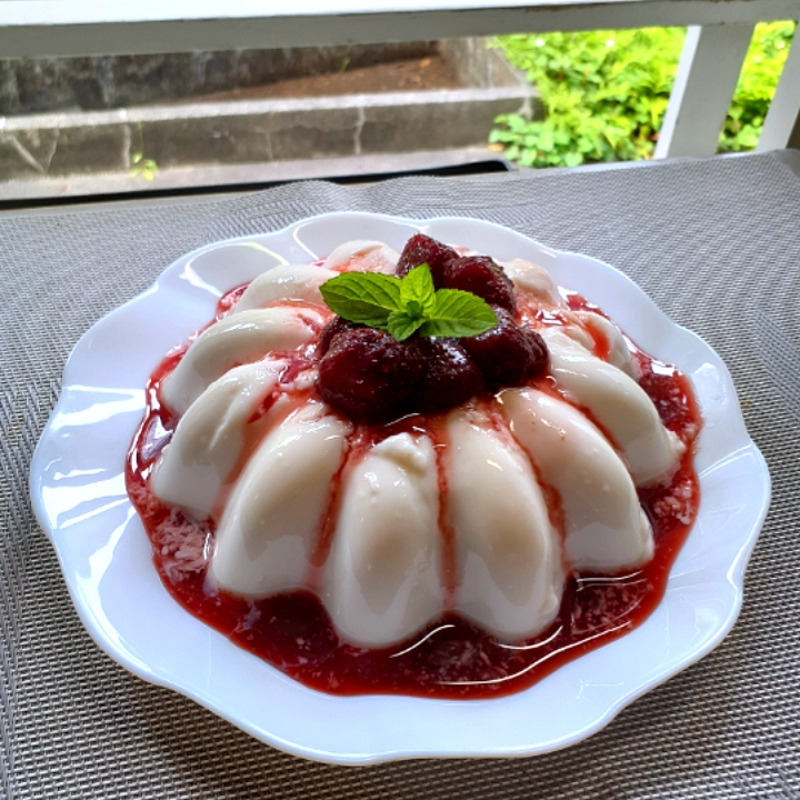 杏仁豆腐の苺赤ワインソース🍓