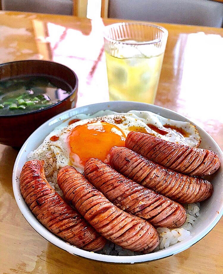 ソーセージエッグ丼ブラペバター醤油味