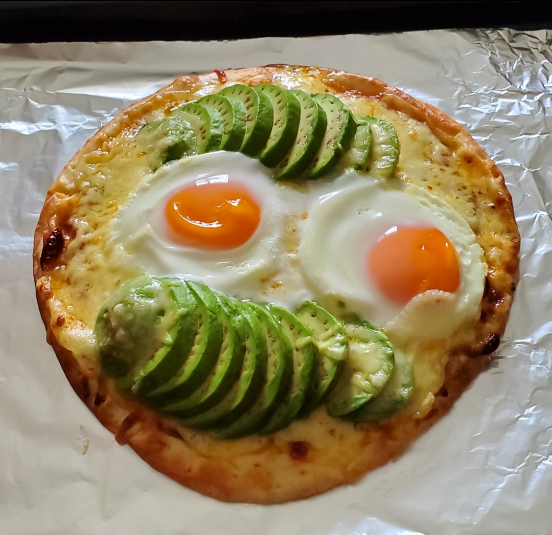 アボカドと卵のピザ