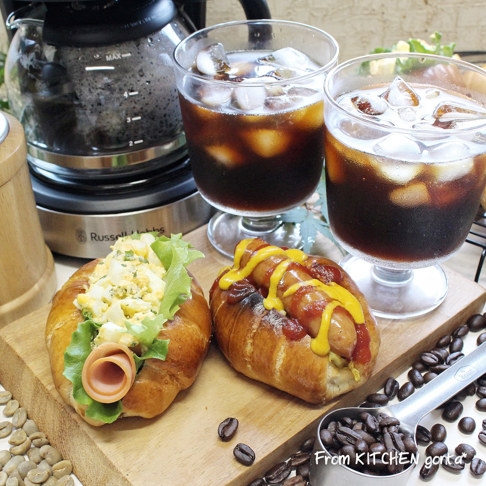 アイスコーヒーとロールパンのサンドイッチ🥪﻿