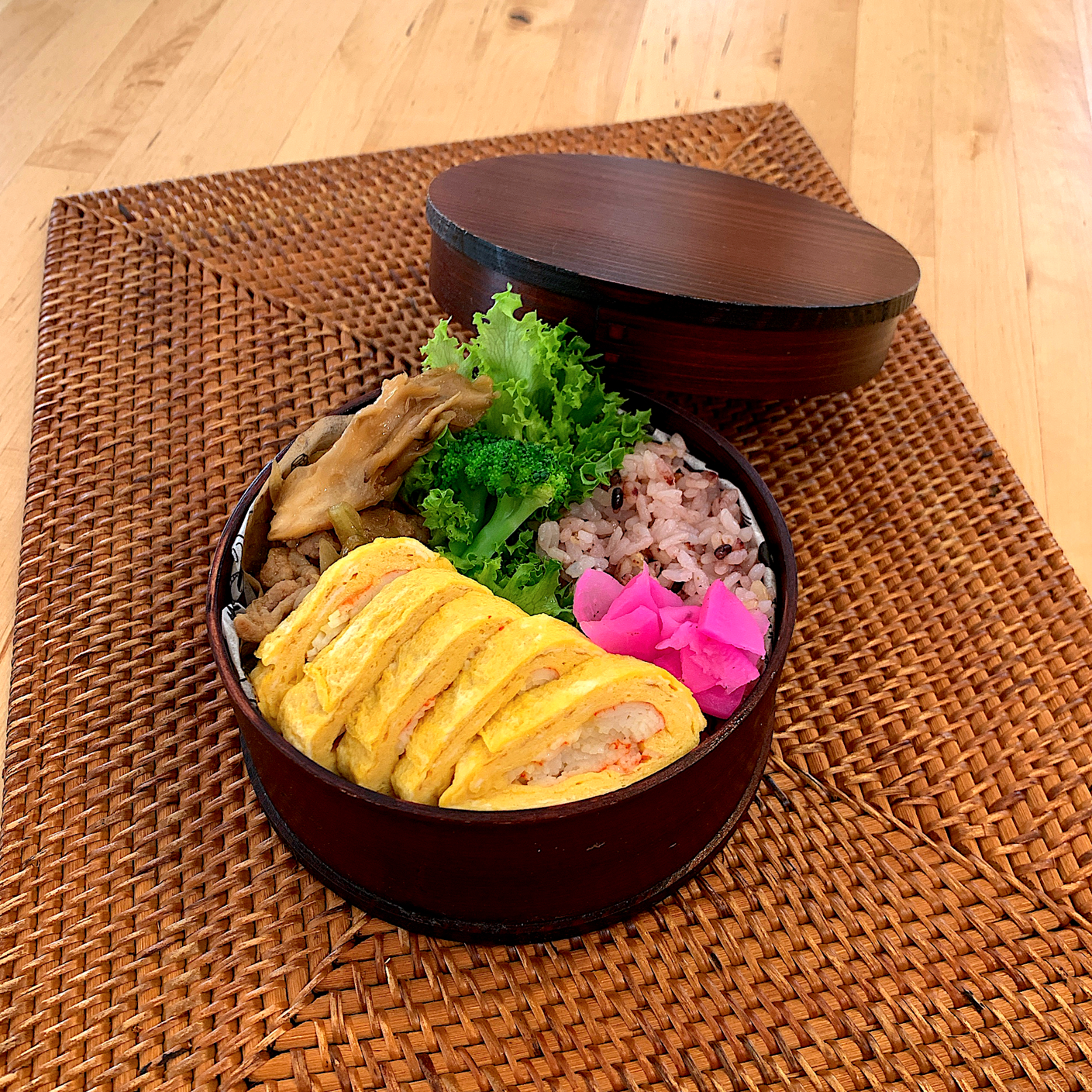 カニカマたまご巻と舞茸の肉炒め✴︎