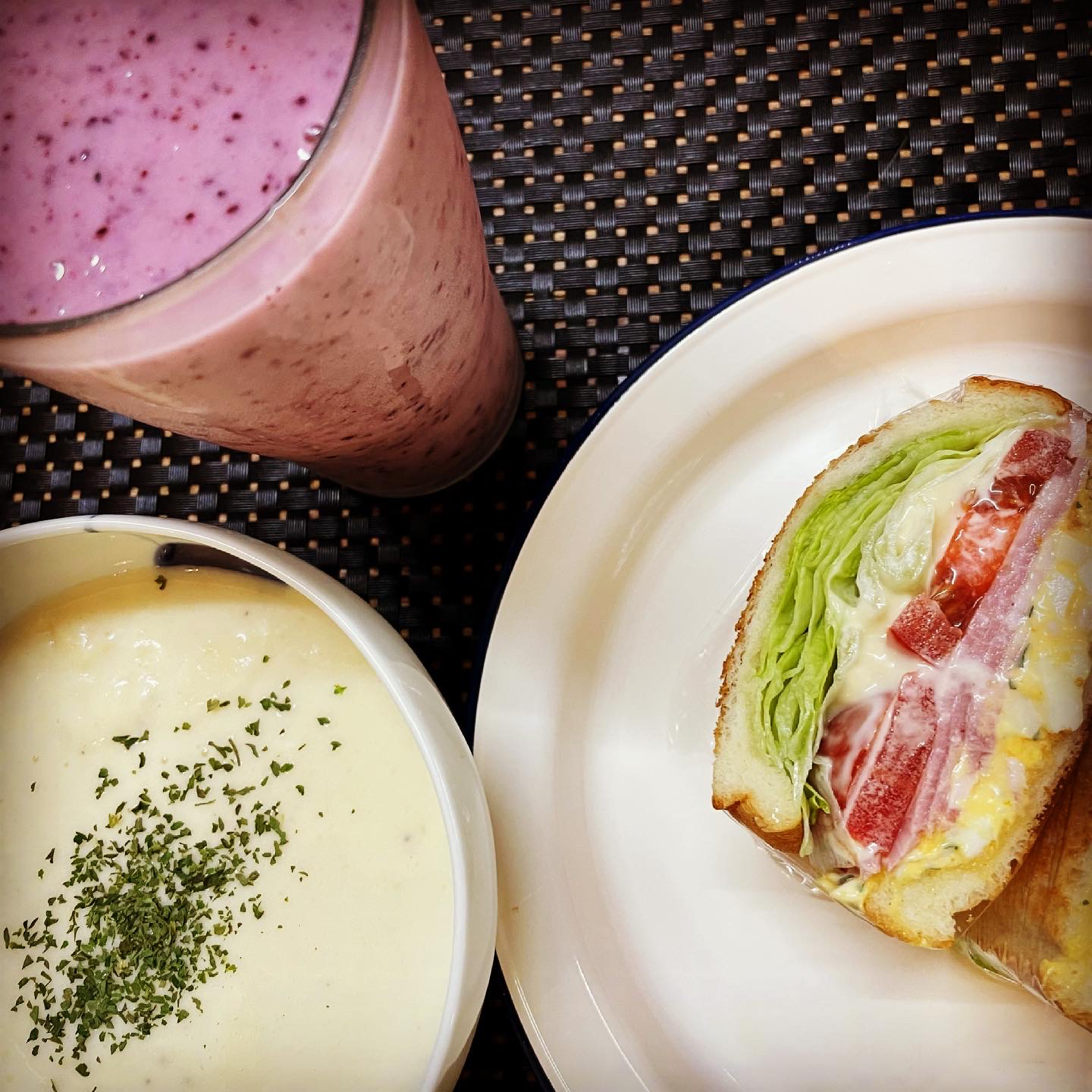 朝ごパン🍞欲張りミックスサンド・ジャガイモビシソワーズ🥔・バナナ🍌キウイ🥝ブルーベリー🫐ヨーグルトスムージー😋👍