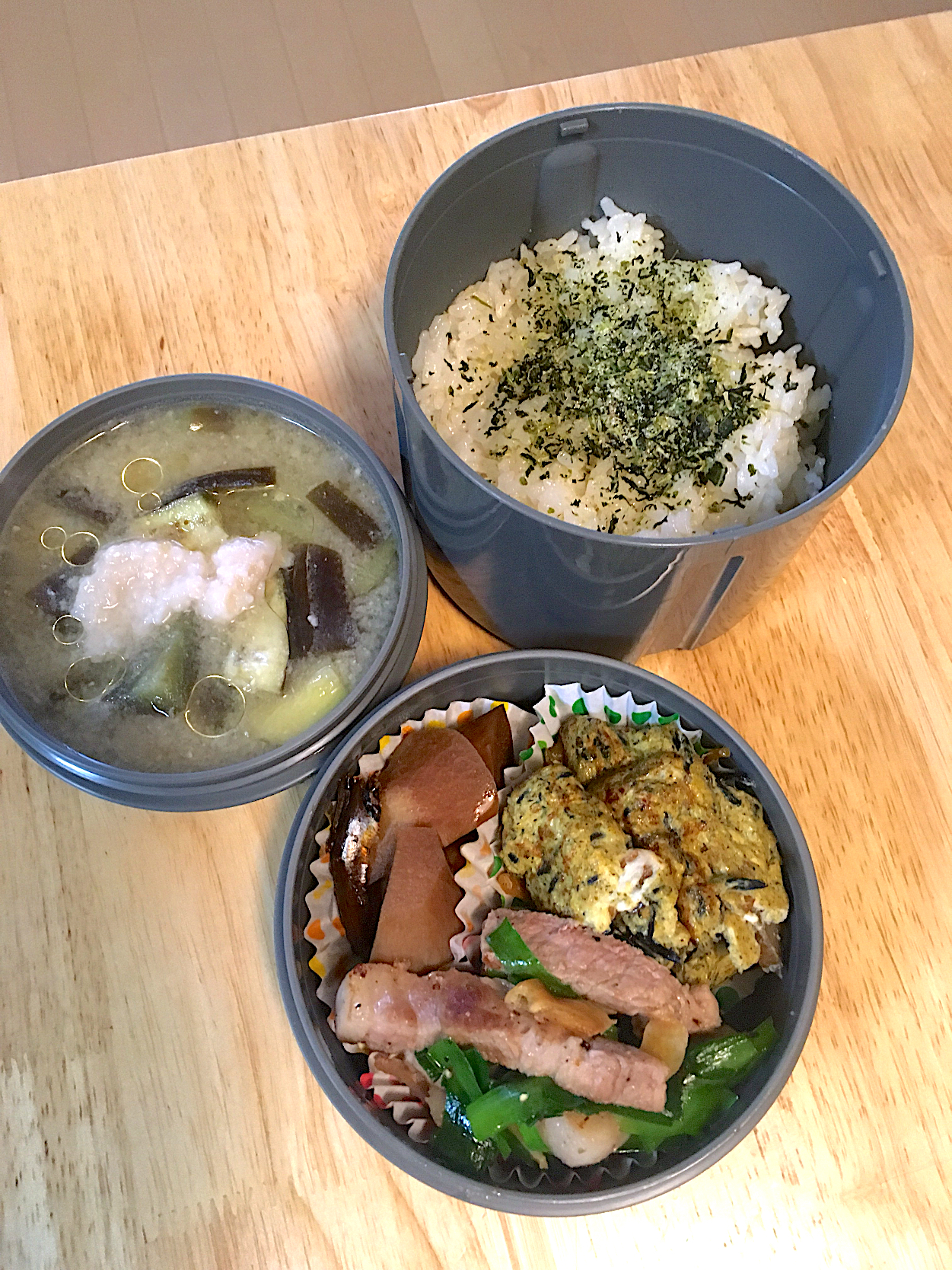 今日の旦那さんお弁当〜豚肩ロースのニラソテー、ひじき煮のオムレツ、里芋の煮物、なすのお味噌汁(亜麻仁油と自家製甘酒トッピング)、青菜ふりかけご飯😋