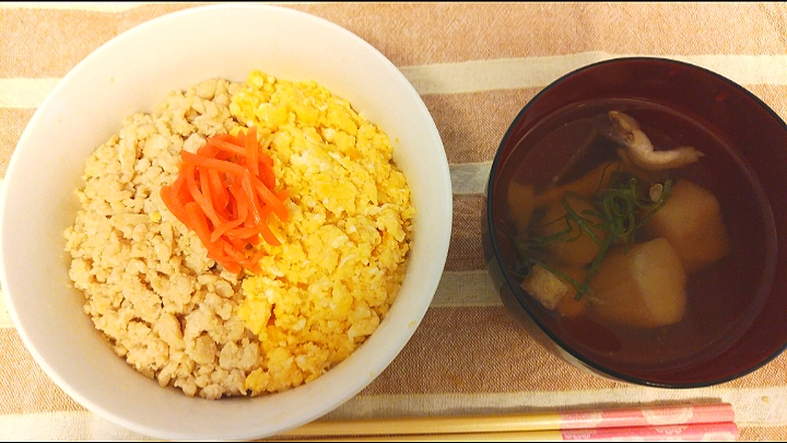 💕鶏そぼろ寿司＆お麩のお汁💕