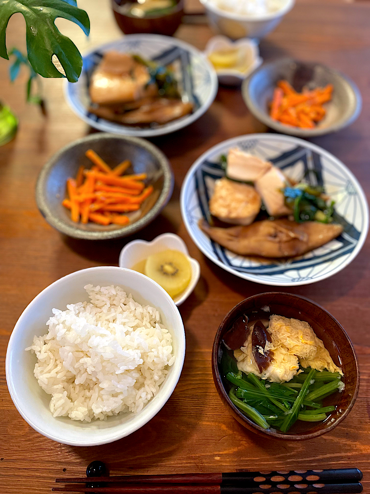 かれいとネギの煮付け、ほうれん草とたまごのおすまし、にんじんしりしり