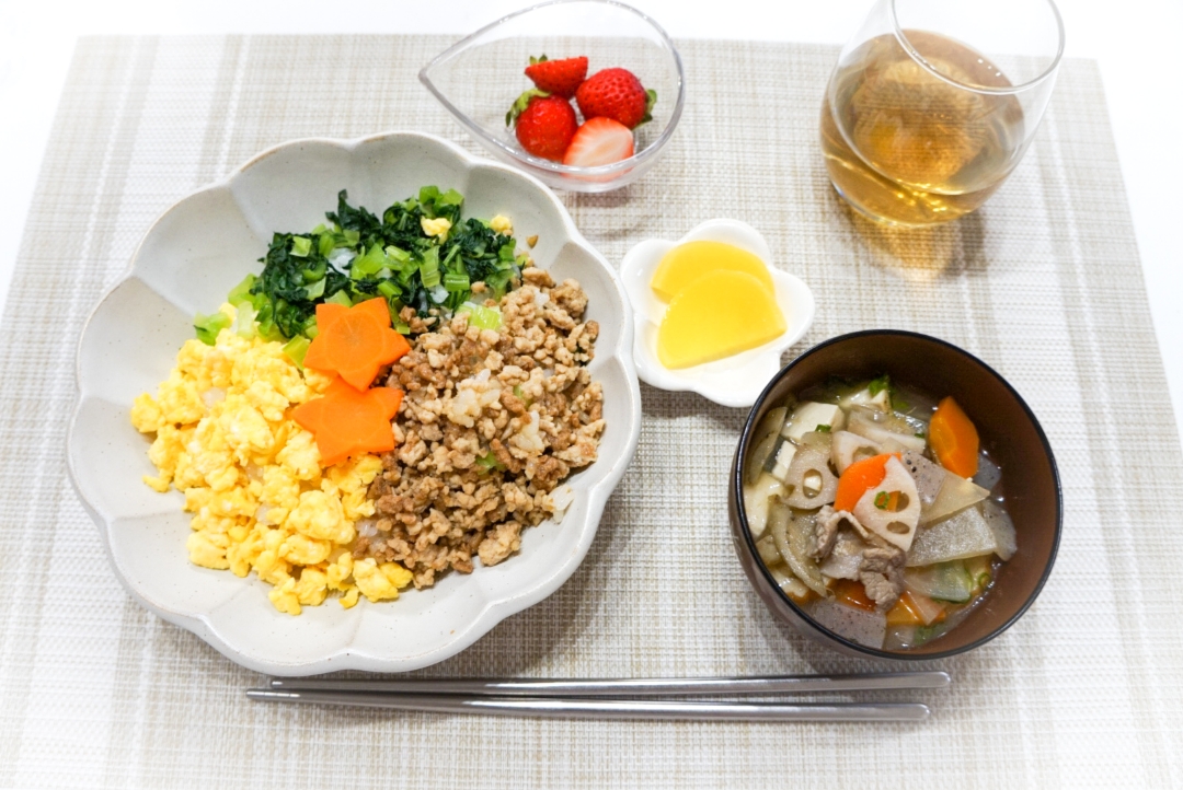 3色そぼろ丼＆長男味噌汁