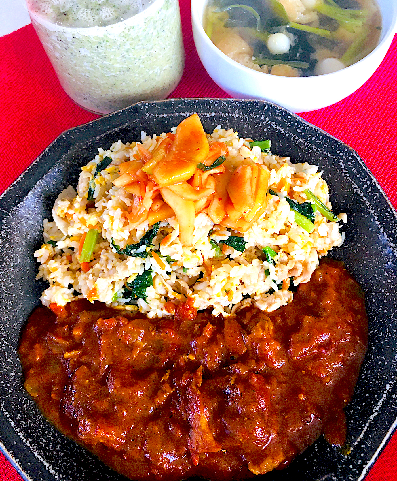 ガーリックチャーハンとスパイスチキンカレー🍛すぐりメロンキムチ🍈乗せ😋