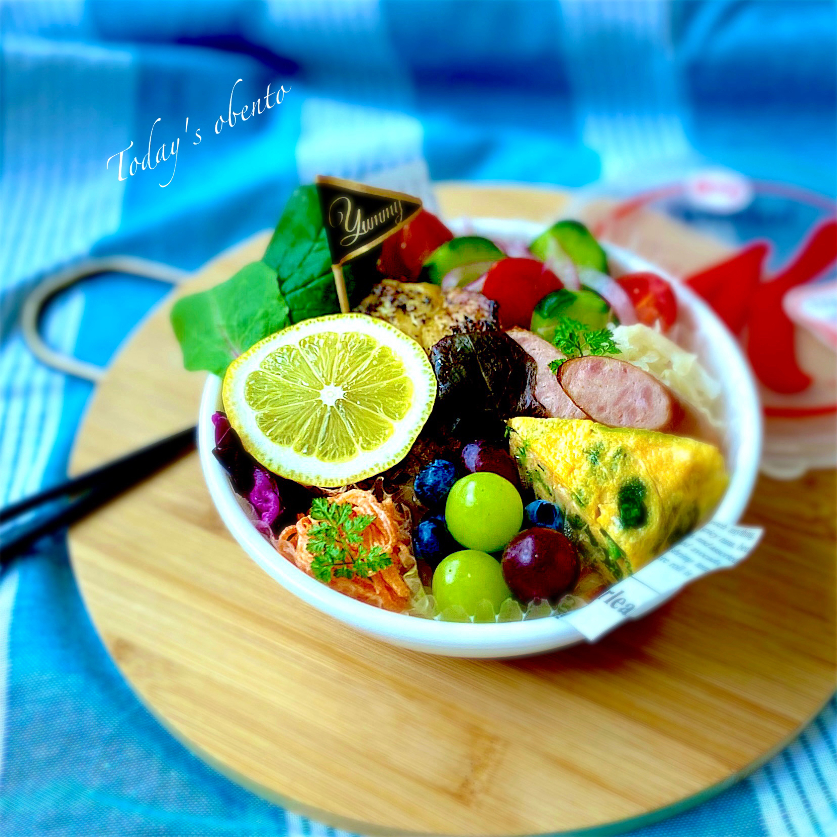 鯖のバジル焼き🐟🍋キュウリとミニトマトのサラダ🥗ほうれん草の卵焼き🥬にんじんのクリームチーズ麺つゆ和え🥕ソーセージとザワークラウト弁当🍱