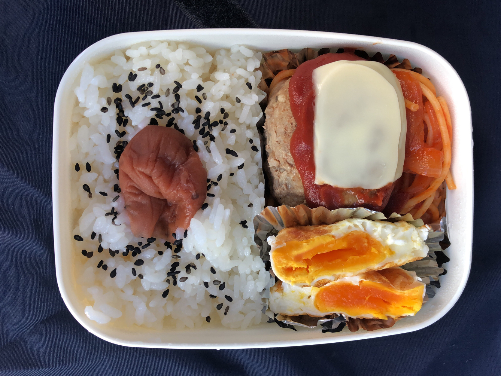 チーズハンバーグ弁当【昼めし】