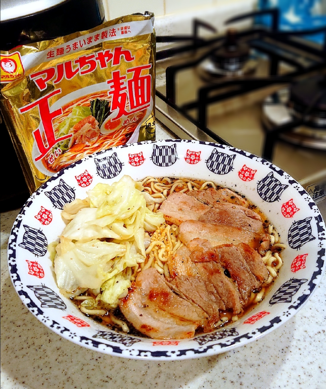 マルちゃん正麺🍜醤油味
#豚バラ&キャベツ
#にんにく
#お昼ごはん
#2021/8/11