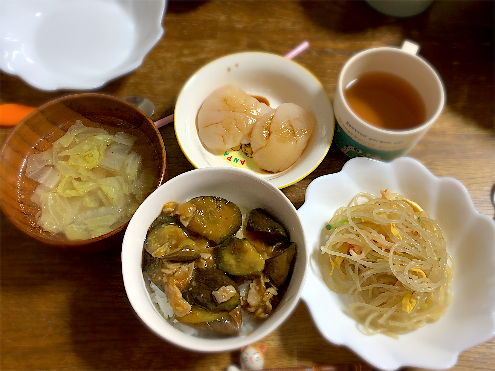 麻婆茄子丼・春雨サラダ・中華スープ・ホタテの刺身