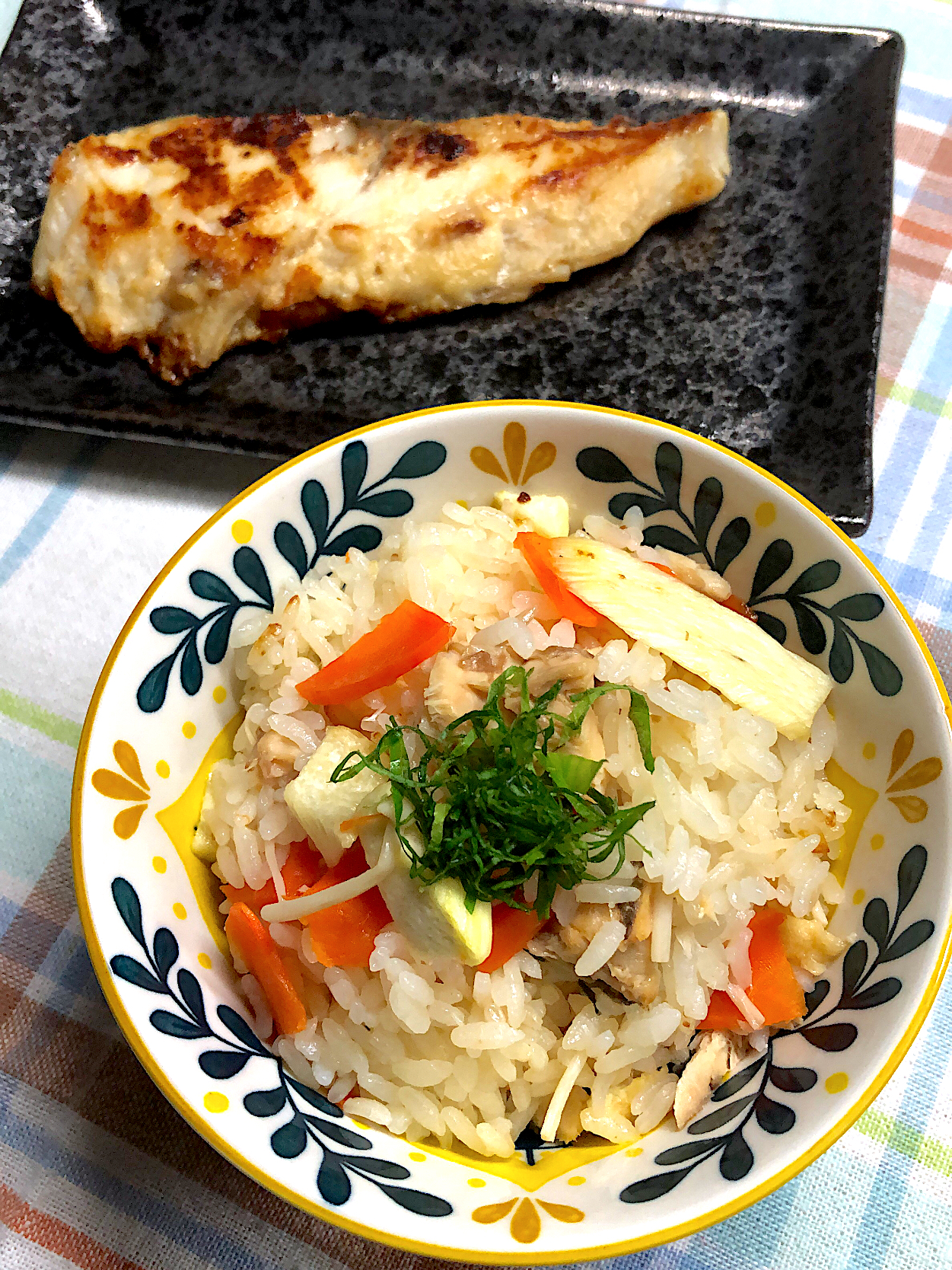 マコモダゲと鮭の炊き込みご飯