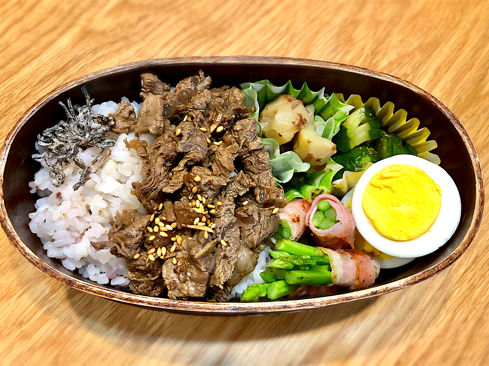 サラ弁　　　　　　　　　　　　　　　　　　牛ヒレのガーリック煮　アスパラのベーコン巻きソテー　茹で卵　胡瓜酢物　栗の甘煮