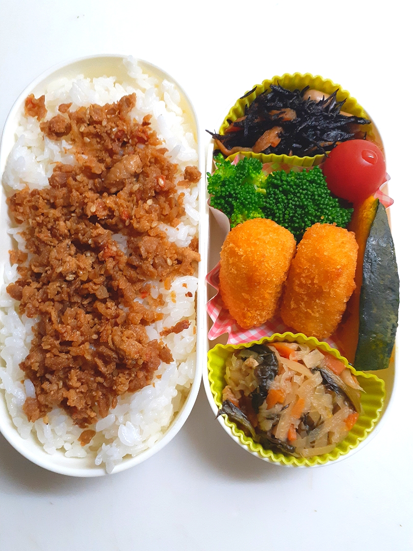 ☆中学生弁当☆そぼろごはん、切干大根、ひじき煮物、ブロッコリー、南瓜、クリームコロッケ、ミニトマト