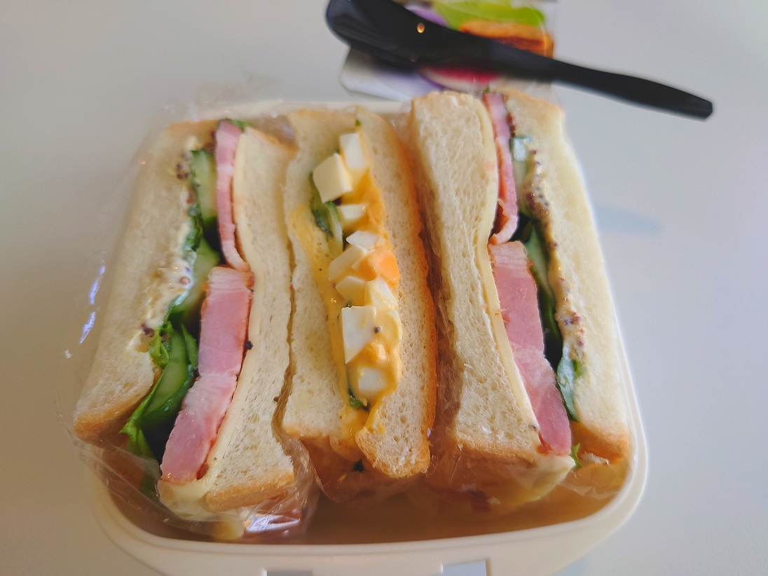 ★今日のお弁当★
❇️ベーコンとチーズ／タマゴサラダの
サンドイッチ