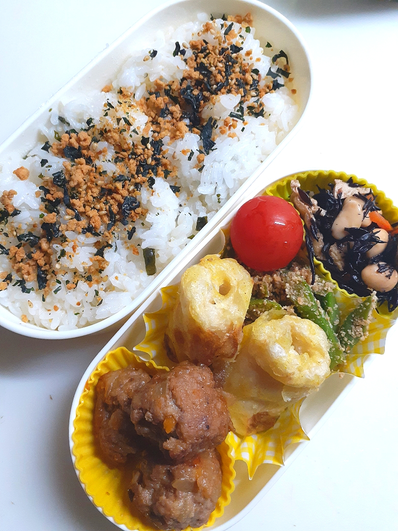 ☆中学生弁当☆ツナマヨごはん。ひじき煮物、いんげん胡麻和え、ミニトマト、カレー竹輪、照焼ミートボール