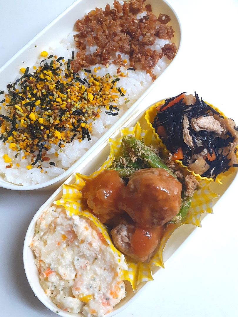 ☆中学生弁当☆そぼろとのりたまごはん、ひじき煮物、いんげん胡麻和え、ミートボール、ポテサラ