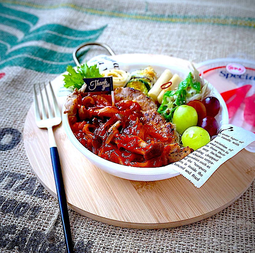 ポークチャップ🥩🍄ナスとズッキーニのチーズ焼き🍆🥒ごぼうの漬物　オクラと茗荷の胡麻和え弁当🍱