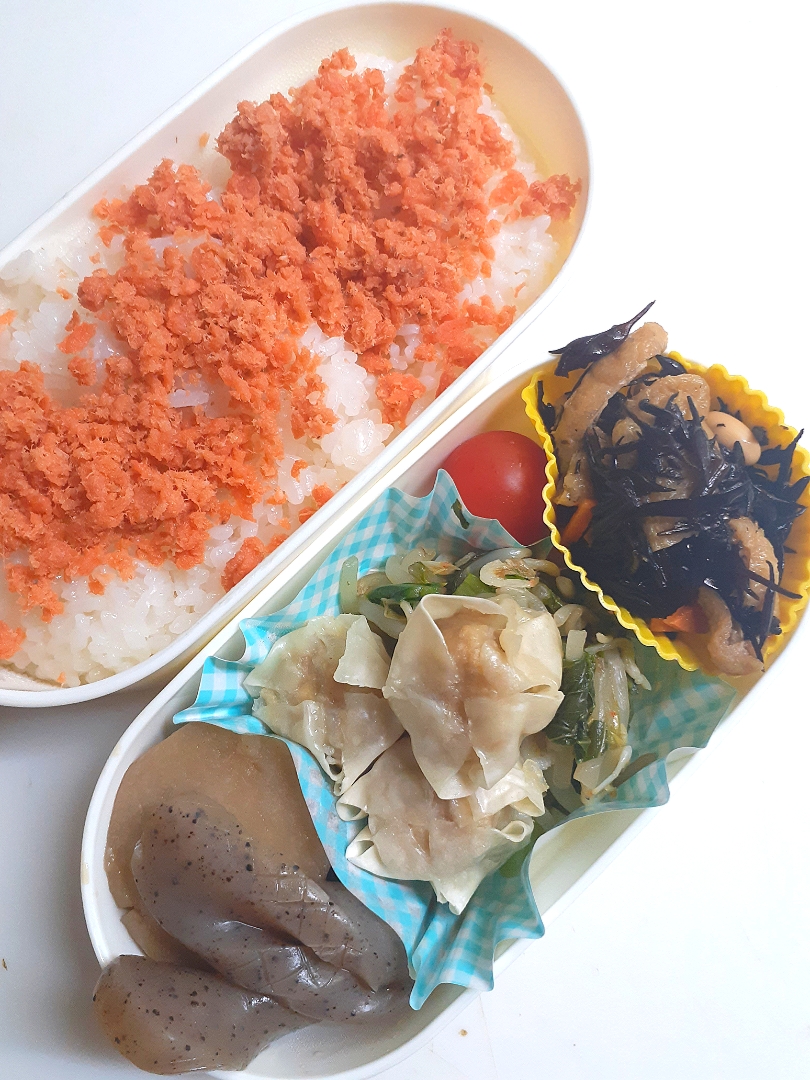 ☆中学生弁当☆鮭ごはん、ひじき煮物、ミニトマト、小エビ中華炒め、焼売、里芋煮っころがし