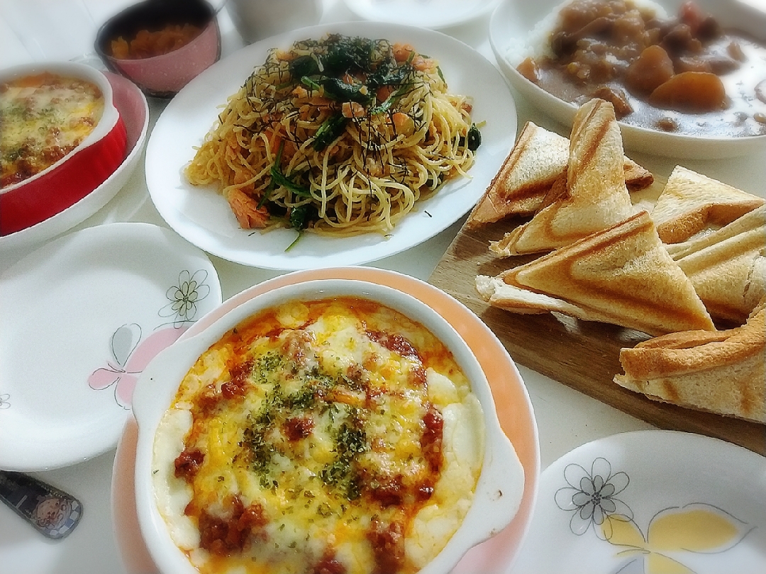 夕食(*^^*)
サイゼ風のミラノドリア😁
サーモンとほうれん草のバター醤油パスタ🍝
ツナマヨチーズホットサンド
パパさんは昨日のカレー🍛が食べたい‼️と言うので🍛