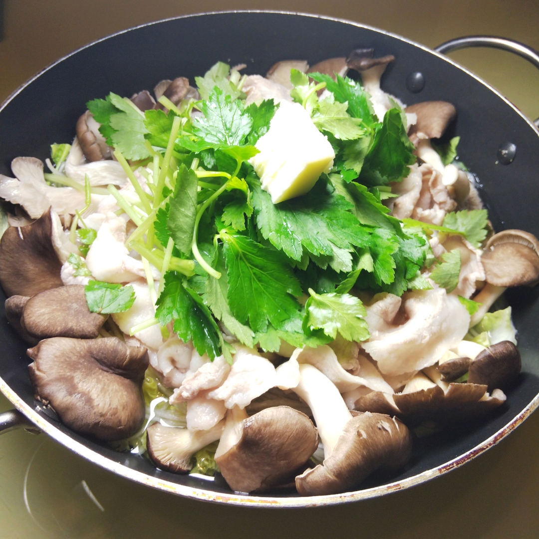 豚バラと白菜の味噌バター鍋